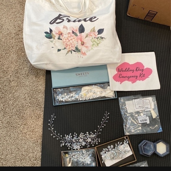 Wedding Accessories - Picture 1 of 5